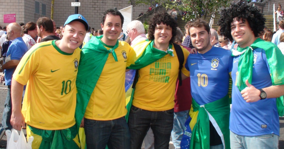 Torcedores brasileiros posam para foto antes da partida contra Honduras pelas quartas de final dos Jogos