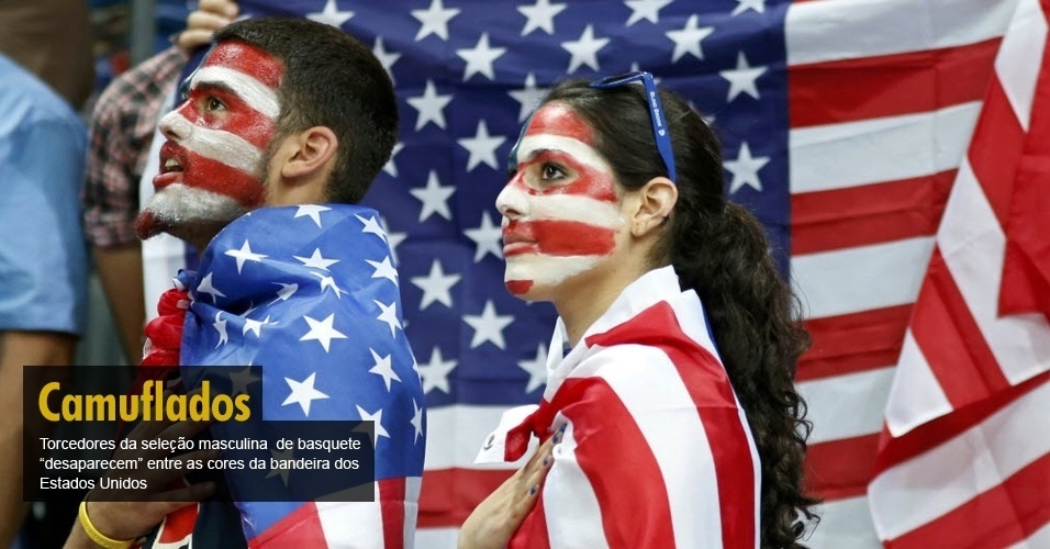 Torcedores da seleção masculina  de basquete "desaparecem" entre as cores da bandeira dos Estados Unidos