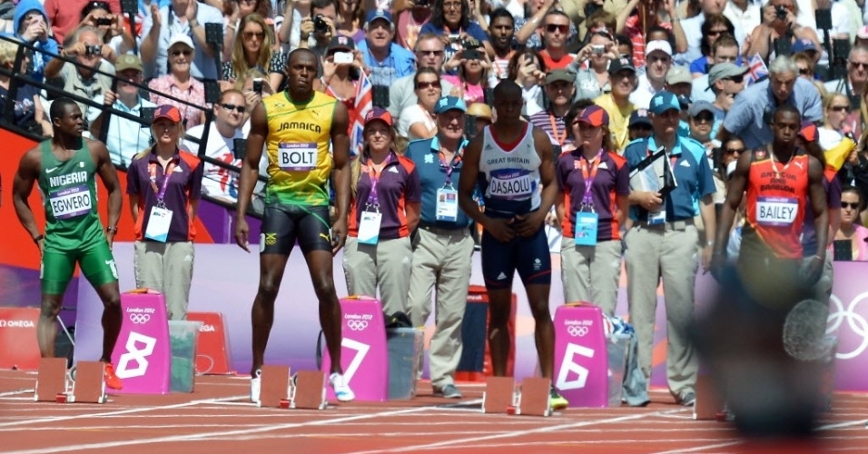 Usain Bolt se prepara antes de sua bateria nas eliminatórias dos 100 m rasos; jamaicano venceu com facilidade