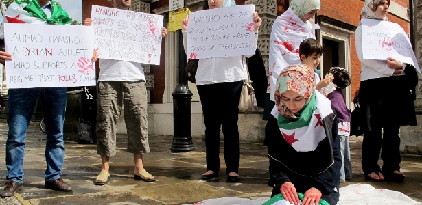Vestidos com roupas com as cores da bandeira síria, imigrantes pedem liberdade para o país