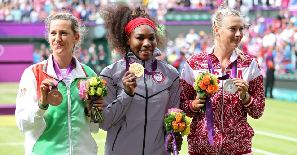 Victoria Azarenka (e), Serena Williams (c) e Maria Sharapova mostram as medalhas de bronze, ouro e prata conquistadas por elas no tênis olímpico (04/08/2012)