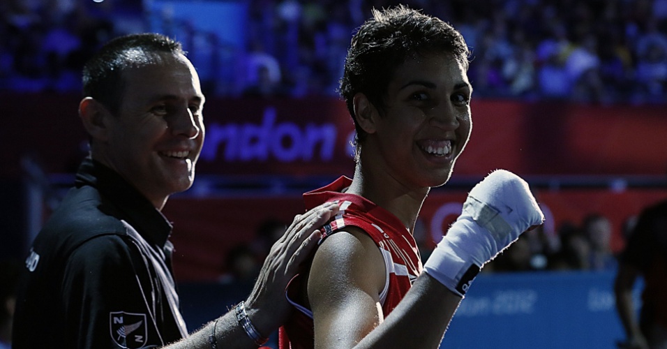 Alexis Pritchard, da Nova Zelândia, comemora vitória por pontos sobre tunisiana Rim Jouini, pelo peso leve