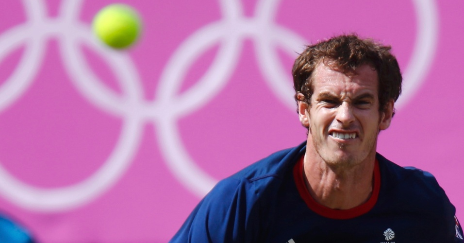 Andy Murray observa a bola durante final olímpica em Wimbledon