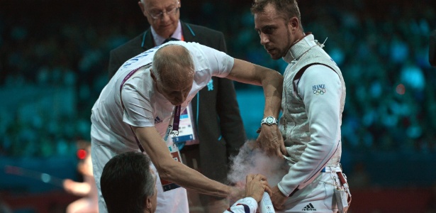 Atleta francês da esgrima Victor Sintes recebe spray em "partes baixas" durante duelo de quartas de final