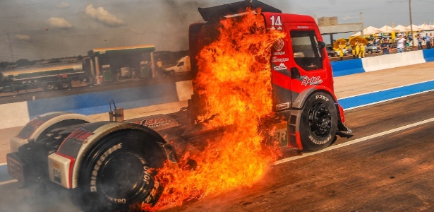 Caminhão de José Maistro pegou fogo durante a prova da Fórmula Truck - José Mário Dias/MS2