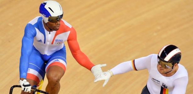 Ciclista alemão, Robert Forstemann cumprimenta francês Gregory Bauge após ser derrotado nas quartas de final do sprint individual