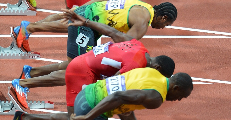 De baixo para cima, favoritos Usain Bolt, Justin Gatlin e Yohan Blake largam na final olímpica dos 100 m rasos