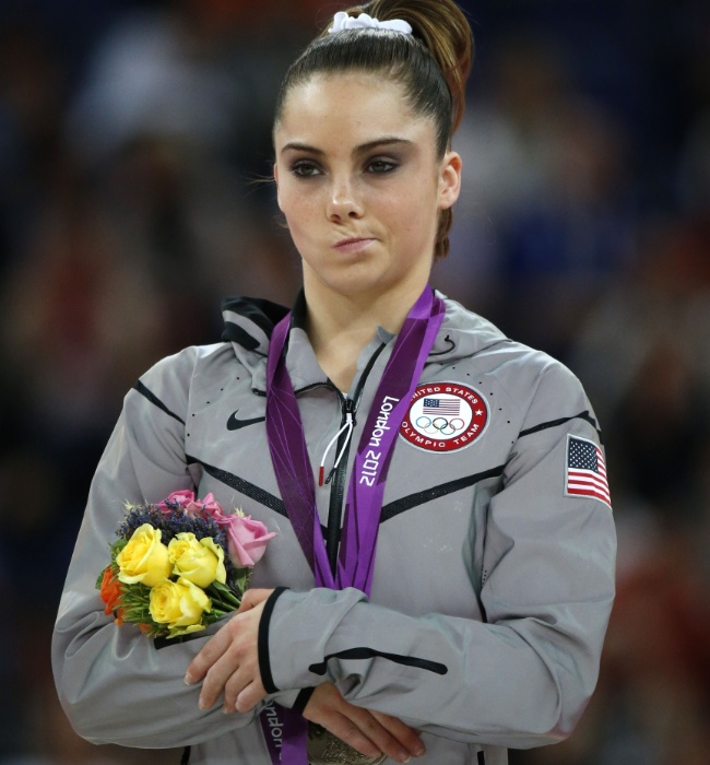 De cara amarrada, norte-americana McKayla Maroney fica com a medalha de prata da final de salto; ela era a favorita, mas sofreu uma queda e perdeu o ouro