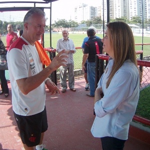 Técnico Dorival Junior e presidente Patricia Amorim conversam antes de treino do Flamengo na Gávea - Alexandre Vidal/Fla Imagem