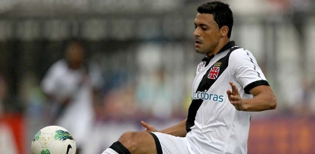 Eder Luis tenta dominar a bola no empate sem gols com o Corinthians na Colina - Marcelo Sadio/ site oficial do Vasco