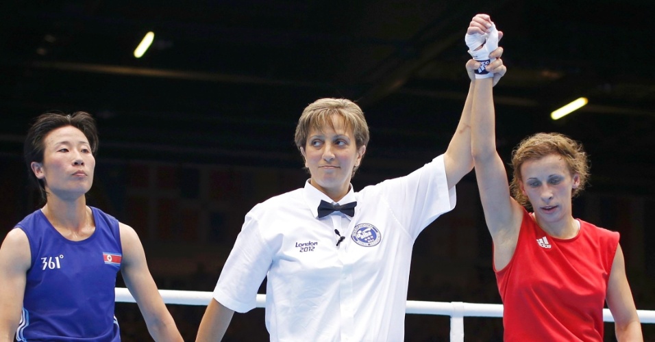 Elena Savelyeva, da Rússia, é declarada vencedora da primeira luta de boxe feminino na história dos Jogos Olímpicos