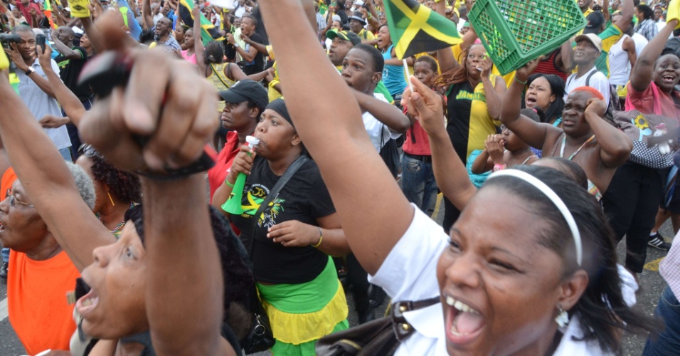 Em Kingston, jamaicanos comemoram vitória de Usain Bolt na final olímpica dos 100 m rasos