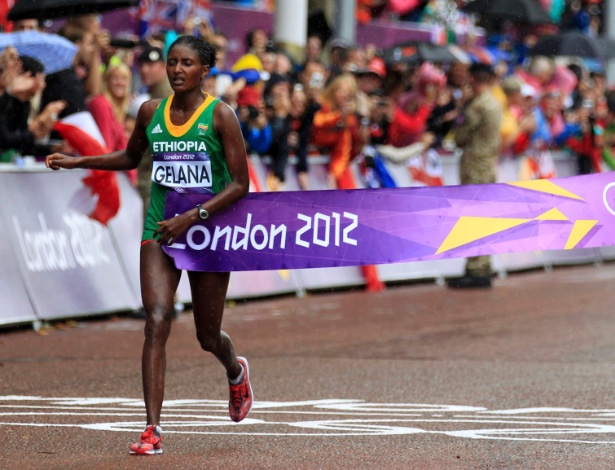 Etíope Tiki Gelana cruza linha de chegada da maratona feminina e quebra recorde olímpico