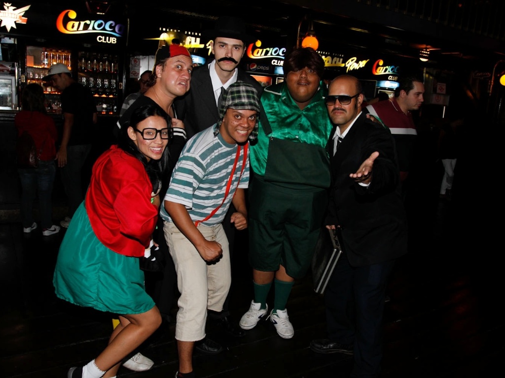 Fãs foram fantasiados de personagens do programa "Chaves" ao show de Edgar Vivar, em São Paulo (5/8/12) - AgNews