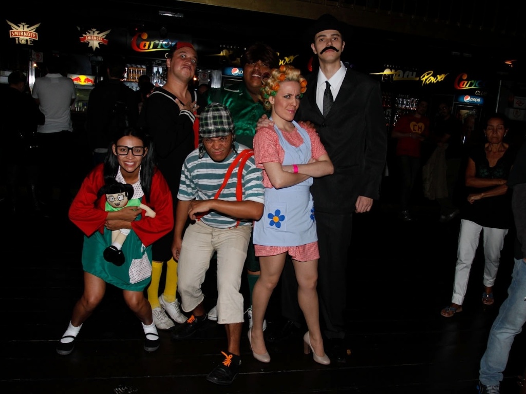 Fãs foram fantasiados de personagens do programa "Chaves" ao show de Edgar Vivar, em São Paulo (5/8/12) - AgNews