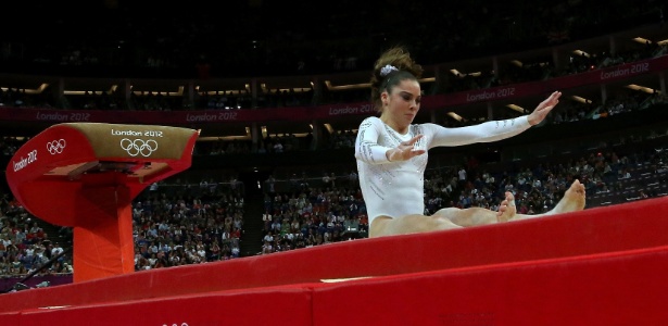 Favorita ao ouro, McKayla Maroney caiu em sua segunda tentativa na final de salto e ficou com a prata