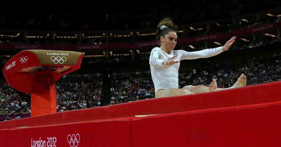 Favorita ao ouro, McKayla Maroney caiu em sua segunda tentativa na final de salto e teve de se contentar com a medalha de prata