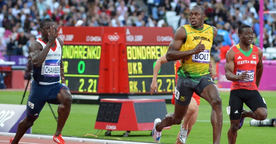 Já à frente dos demais competidores, Usain Bolt olha para o lado nos metros finais da semifinal dos 100 m rasos