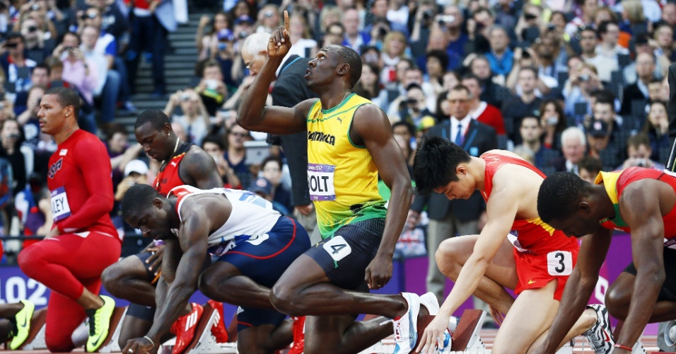 Jamaicano Usain Bolt aponta para o céu antes da largada na semifinal dos 100 m rasos
