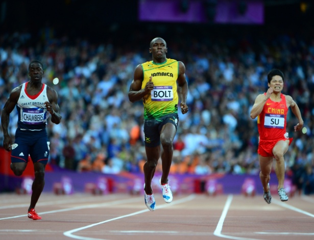 Usain Bolt (c) disputa a semifinal entre o britânico Dwain Chambers (e) e o chinês Su Bingtian