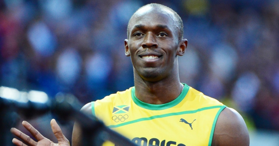 Jamaicano Usain Bolt sorri após vencer com folga a série semifinal dos 100 m rasos