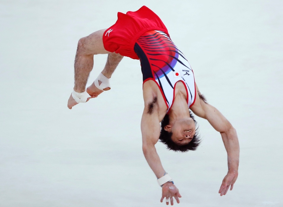 Japonês Kohei Uchimura dá um mortal durante sua apresentação na final de solo; ele ficou com a medalha de prata