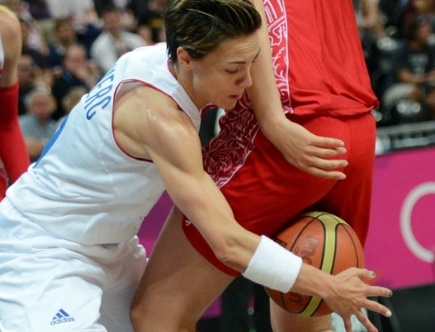Jogadora francesa Celine Dumerc disputa jogada com a russa Natalya Vieru na fase preliminar do basquete na Olimpíada de Londres (05/08/2012)