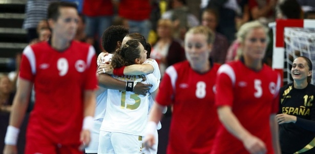 Jogadoras da Espanha comemoram vitória sobre a Noruega no torneio feminino de handebol