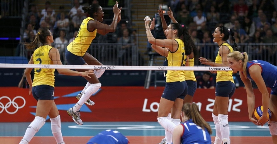 Jogadoras do Brasil festejam ponto de bloqueio da equipe durante a partida contra a Sérvia, em Londres