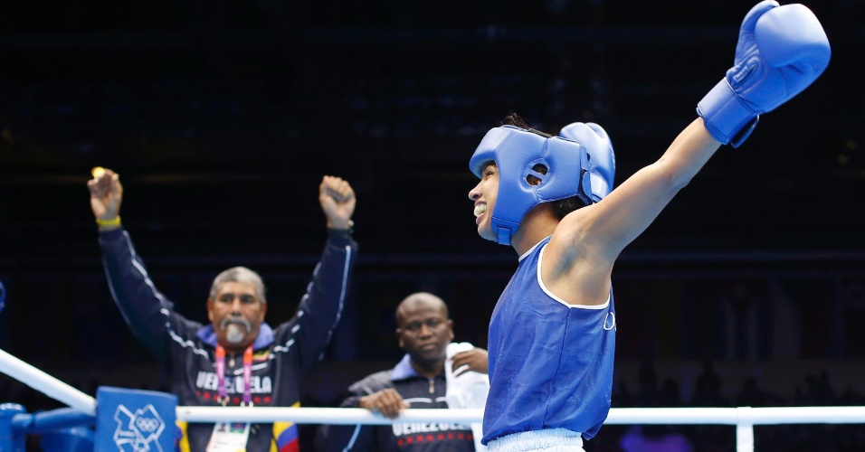 Karlha Magliocco comemora a vitória sobre a brasileira Erika Matos na estreia do boxe feminino em Olimpíadas