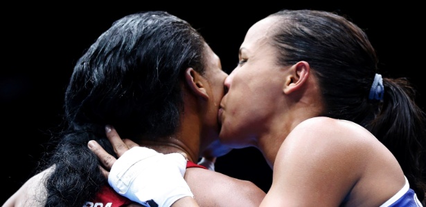 Karlha Magliocco, da Venezuela, beija Erika Matos depois de vencer a brasileira no boxe feminino
