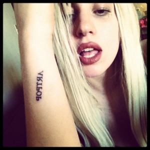 Lady Gaga tatuou o nome de seu novo álbum "ARTPOP" no braço (5/8/12) - Reprodução/Twitter