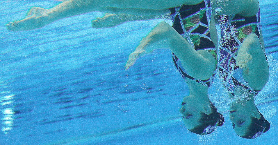 Lara e Nayara executam exercício durante apresentação no nado sincronizado nos Jogos de Londres
