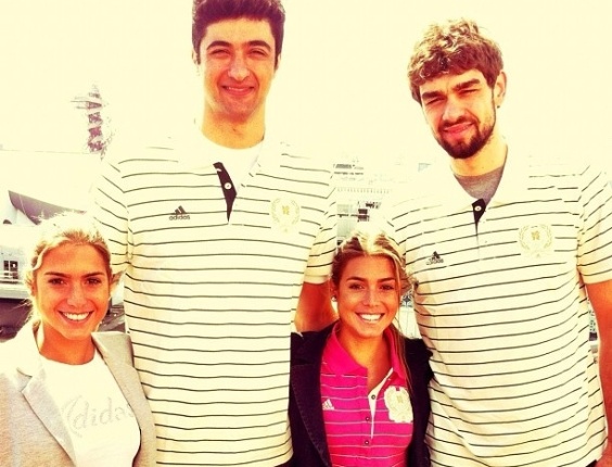 Lucão e Leandro Vissotto, da seleção brasileira de vôlei tiram foto ao lado das gemêas Bia e Bianca Feres