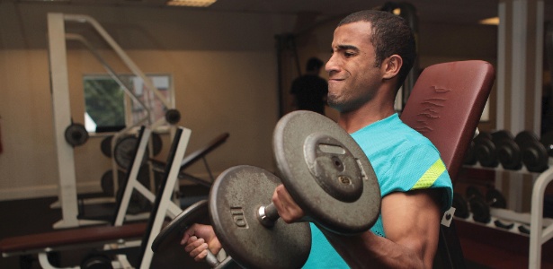 Lucas se esforça para levantar peso durante treino na academia, em Manchester - Rafael Ribeiro / CBF 