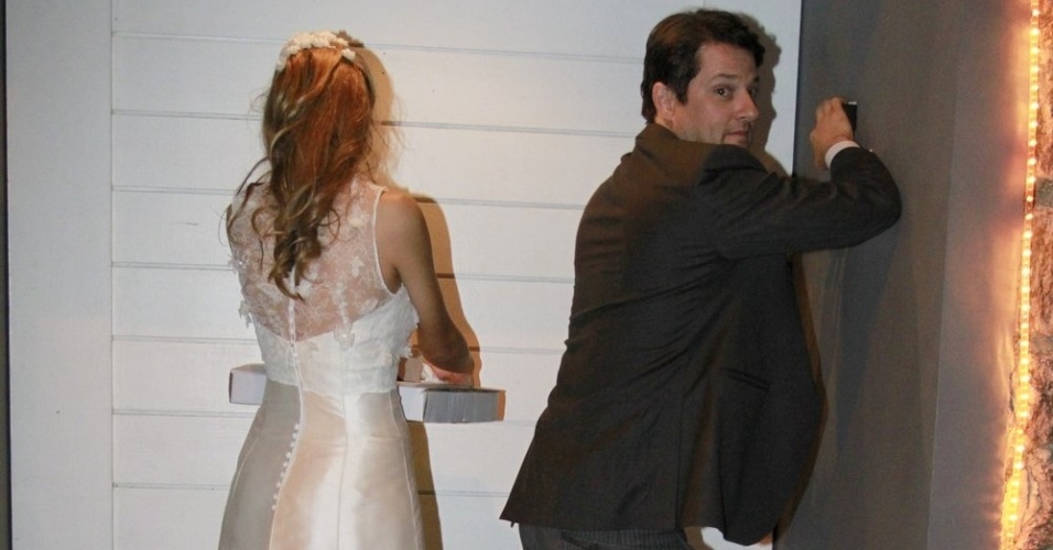 Marcelo Serrado e a noiva Roberta Fernandes chegam ao hotel La Suite após o casamento (5/8/12)
