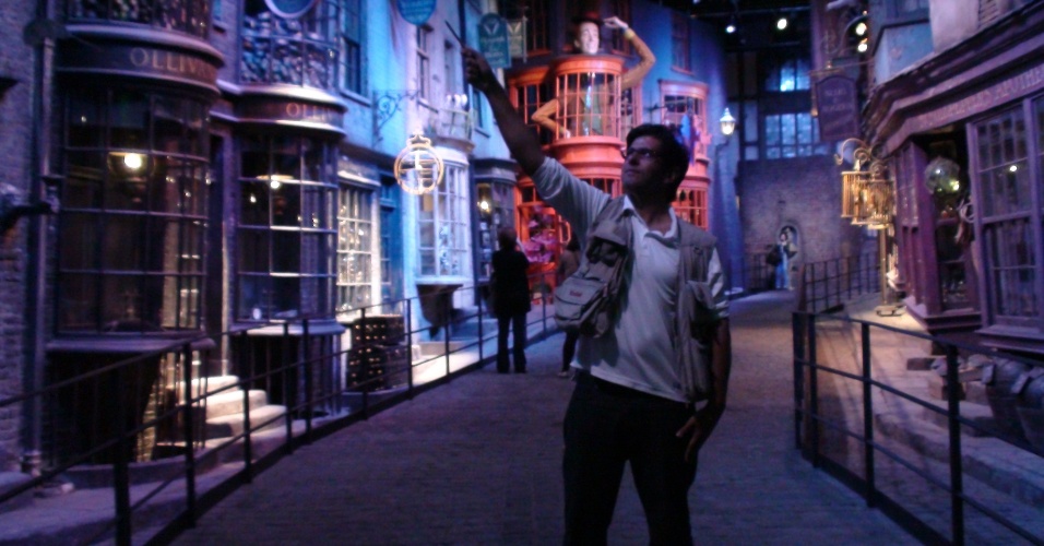 No norte de Londres está o estúdio onde foram filmados os filmes de Harry Potter, que agora virou um museu com locações, figurinos e utensílios usados nas gravações. Há veículos, casas cenográficas, cenários completos e uma loja no final