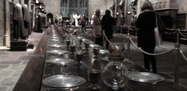 Estúdio onde foram gravados os filmes de Harry Potter virou um museu com objetos usados nas filmagens
