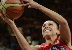 Estados Unidos atropelam chinesas e terminam primeira fase invictas no basquete feminino - AFP PHOTO / TIMOTHY A. CLARY