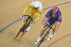 Norte-americano Jimmy Watkins compete contra australiano Shane Perkins durante prova do ciclismo de pista, neste domingo