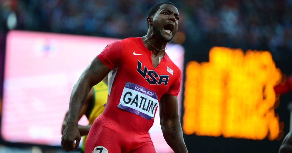 Norte-americano Justin Gatlin comemora vitória em sua série semifinal dos 100 m rasos