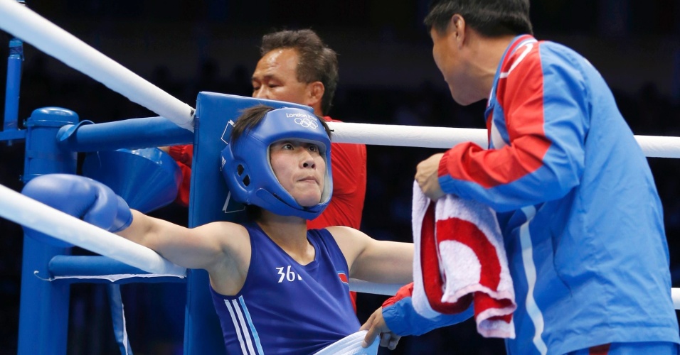 Norte-coreana Kim Hye Song escuta as orientações de seu corner no intervalo da luta de boxe feminino