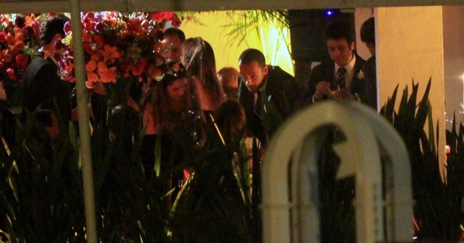 O ator Rodrigo Santoro (careca) compareceu a festa de casamento de Marcelo Serrado em um salão de festas na zona sul do Rio (4/8/12)