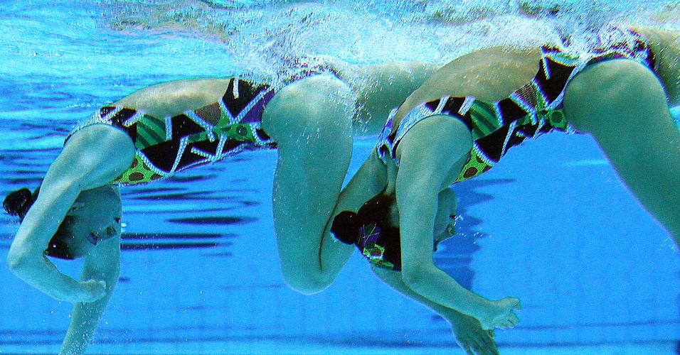 O duelo brasileiro Lara Teixeira e Nayara Figueira realizaram apresentação no nado sincronizado em Londres