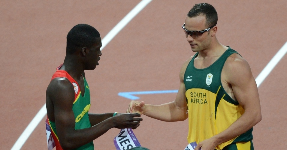 Oscar Pistorius troca adesivos de competição com o granadino Kirani James, depois de competir na semifinal dos 400 m