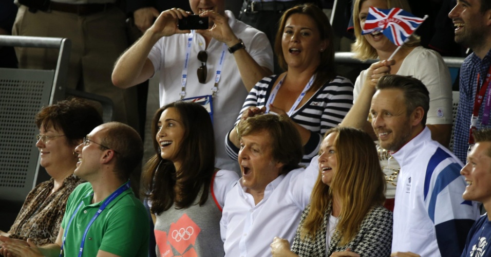 Paul McCartney comemora medalha de ouro do Reino Unido na prova por equipes femininas do cilcismo
