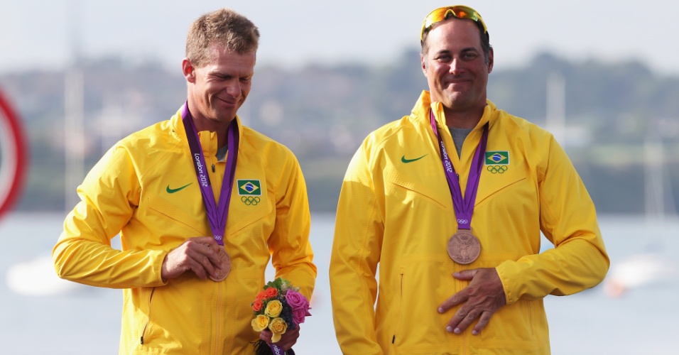 Os velejadores Robert Scheidt e Bruno Prada exibem a medalha de bronze conquistada na classe Star nos Jogos Olímpicos de Londres