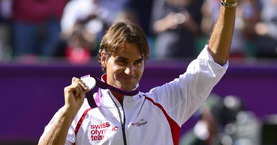 Roger Federer sorri após receber medalha de prata na Olimpíada de Londres