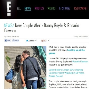 Rosario Dawson e Danny Boyle se beijam nas ruas de Brighton, na Inglaterra