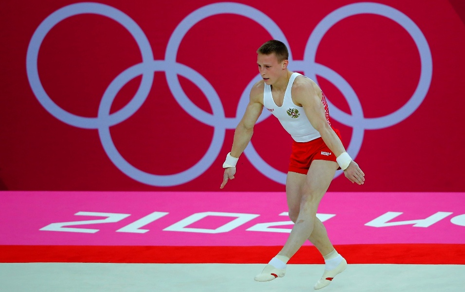 Russo Denis Ablyazin realiza sua série na final de solo masculino da ginástica artística; o europeu ficou com a medalha de bronze no aparelho
